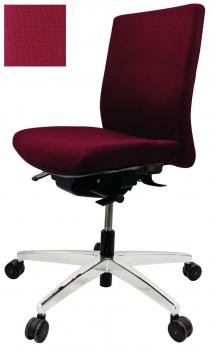 Der Bürostuhl hat einen roten Bezug und eine ergonomische Rückenlehne. Er steht auf einem chromfarbenen Fuß mit fünf Rollen, die beweglich sind. Die Sitzfläche ist gepolstert.