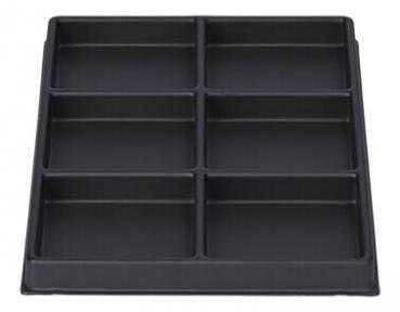 Das Bild zeigt ein quadratisches, schwarzes Tablett mit sechs gleich großen, rechteckigen Fächern. Jedes Fach hat ein gleichmäßiges und flaches Design. Es ist praktisch für das Servieren oder Aufbewahren von Lebensmitteln.