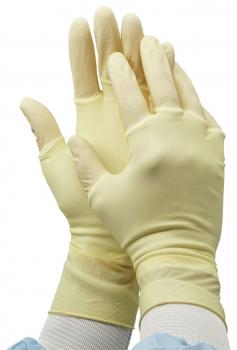 Das Bild zeigt zwei Hände, die gelbe Einmalhandschuhe tragen. Die Hände sind einander zugewandt, bereit zum Anziehen der Handschuhe. Der Hintergrund verwischt leicht.