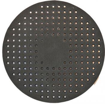 Das Bild zeigt eine runde, schwarze Platte, die mit vielen kleinen, gleichmäßigen Löchern durchzogen ist. Die Löcher sind kreisförmig angeordnet, und die Platte wirkt flach und stabil.