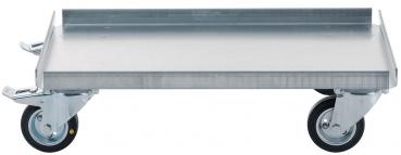 Das Bild zeigt eine flache Transportplatte aus Metall mit vier Rollen. Die Oberfläche ist glatt und rechteckig, die Kanten sind leicht erhöht, um das Verrutschen von Gegenständen zu verhindern.