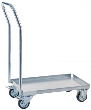 Auf dem Bild ist ein flacher, metallener Transportwagen zu sehen. Er hat zwei lange Griffe und vier Rollen, die ihn leicht beweglich machen. Die Oberfläche ist leer und robust.