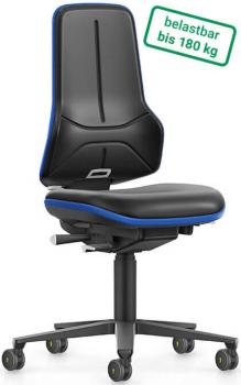 Der Bürostuhl hat eine schwarze Polsterung mit blauen Akzenten. Er verfügt über eine hohe Rückenlehne und eine breite Sitzfläche sowie fünf Rollen für Mobilität. Belastbar bis 180 kg.