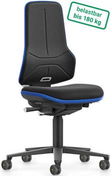 Der Stuhl hat eine hohe, ergonomische Rückenlehne und eine breite Sitzfläche. Er ist schwarz mit blauen Akzenten und hat Rollen. Er kann bis zu 180 kg tragen.