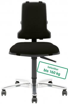 The office chair is black, has an ergonomic backrest and a padded seat. It stands on a stable base with five wheels and can support up to 160 kg.