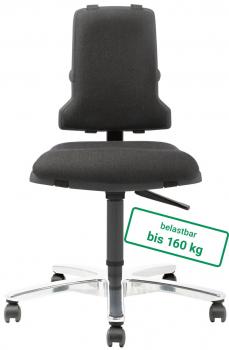 Das Bild zeigt einen schwarzen Bürostuhl mit einem hohen Rücken und einer breiten Sitzfläche. Der Stuhl steht auf einem verchromten Fuß mit fünf Rollen. Eine Beschriftung weist auf die Belastbarkeit von bis zu 160 kg hin.