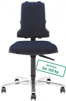 Der Bürostuhl hat eine dunkelblaue Polsterung mit einer hohen Rückenlehne. Er steht auf einem chromfarbenen Fuß mit fünf rollen. Er ist bis 160 kg belastbar.