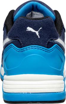 Das Bild zeigt die Rückansicht eines Sportschuhs. Er ist überwiegend dunkelblau mit einem hellblauen Fersenbereich. Auf der oberen Seite ist das Puma-Logo in Weiß zu sehen.