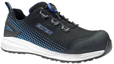 Der Schuh ist schwarz mit blauen Akzenten und einer gitterartigen Musterung. Er hat eine verstärkte Spitze und ein schnelles Schnürsystem mit einem Drehmechanismus.