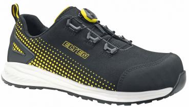 Der Schuh ist schwarz mit gelben Akzenten. Er hat eine sportliche, leichte Form und eine sichere Schnürung, die durch einen Drehverschluss angepasst wird. Die Sohle ist stabil und rutschfest.