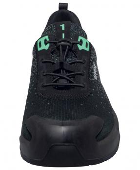 Der Schuh ist schwarz mit leicht glänzenden, strukturierten Oberflächen. Er hat grüne Schnürsenkel und einen stabilen, runden Vorderteil. Die Sohle ist robust und gut gepolstert.