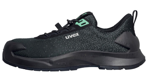 Der Schuh ist ein schwarzer, sportlicher Sneaker mit einem Obermaterial aus atmungsaktivem Mesh. Er hat eine gepolsterte Sohle und verstärkte Zehenkappe für zusätzlichen Schutz.