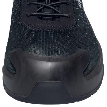 Das Bild zeigt die Vorderansicht eines Sportschuhs. Der Schuh ist überwiegend schwarz mit einem strukturierten Obermaterial und einer stabilen, abgerundeten Sohle. Die Schnürsenkel sind sichtbar.