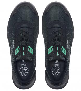 Das Bild zeigt ein Paar schwarze Sportschuhe mit grünem Akzent. Sie haben eine moderne, schlichte Form und flache Schnürsenkel. Die Sohle ist leicht gewölbt und aus einem robusten Material gefertigt.