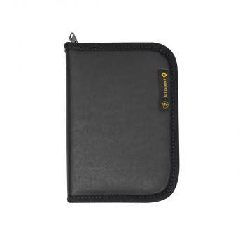 Das Bild zeigt eine schwarze, rechteckige Geldbörse oder Etui mit einem Reißverschluss. Die Oberfläche ist glatt, und auf der Vorderseite befindet sich ein kleines gelbes Logo.