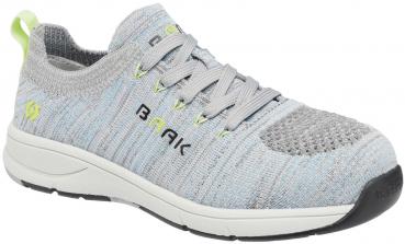 Der Schuh ist ein grauer Sportschuh mit blauen und grünen Akzenten. Er hat ein gestricktes Obermaterial, eine flexible Sohle und ist mit Schnürsenkeln versehen. Die Form ist modern und sportlich.