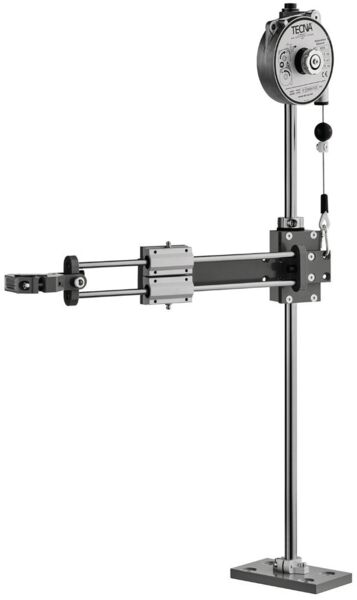 The image shows a mechanical device with a long vertical stand and a rope dispenser attached at the top. A horizontal carriage can be moved along the stand.
