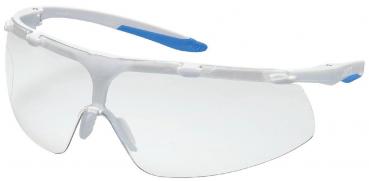 Das Bild zeigt eine sportliche Sonnenbrille mit klaren Gläsern. Der Rahmen ist größtenteils transparent mit blauen Akzenten an den Bügeln und Nasenpads.