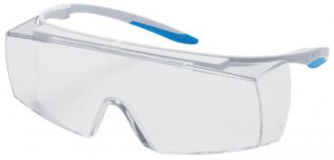 Es handelt sich um eine transparente Schutzbrille. Sie hat einen schlichten, vollständig geschlossenen Rahmen und seitliche Abdeckungen. Die Bügel sind weiß mit blauen Akzenten.