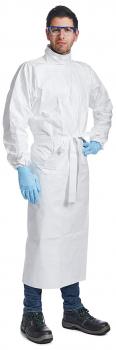 Eine Person steht aufrecht mit einer weißen Schutzkleidung, blauen Handschuhen und einer Schutzbrille. Sie trägt schwarze Schuhe und hat die Hände in die Hüften gestützt.