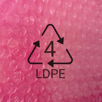 Das Bild zeigt eine rosa Folie mit vielen kleinen Luftblasen. In der Mitte ist ein schwarzes Recycling-Symbol mit der Zahl 4 und dem Schriftzug "LDPE" (Niederdichte Polyethylen).