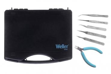 Auf dem Bild ist ein schwarzer Werkzeugkoffer mit einem blauen Logo "Weller" zu sehen. Neben dem Koffer liegen fünf verschiedene Pinzetten und eine kleine Zange mit einem blauen Griff.