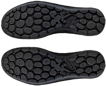 Das Bild zeigt die Sohle von zwei Schuhen. Sie sind schwarz mit vielen kleinen runden Noppen und einem geprägten Gecko-Motiv in der Mitte. Die Sohle hat einen flexiblen und rutschfesten Look.