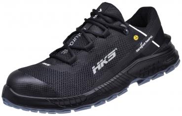 Der Schuh ist ein leichtgewichtiger, sportschuhähnlicher Sneaker in Schwarz. Er hat ein atmungsaktives, strukturiertes Obermaterial und eine griffige, flexible Sohle. Ideal für sportliche Aktivitäten.