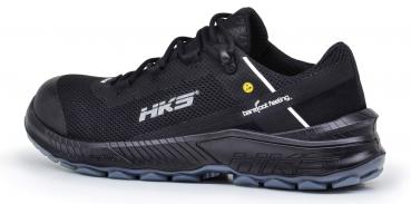 Der Schuh ist ein schwarzer Sportschuh mit einem atmungsaktiven Obermaterial. Er hat eine flexible Sohle und eine verstärkte Zehenpartie. Das Design ist modern und sportlich.