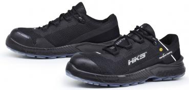Das Bild zeigt ein Paar schwarze Sportschuhe. Sie sind aus leichtem, atmungsaktivem Material mit einer rutschfesten, grauen Sohle. Die Schnürsenkel sind ebenfalls schwarz, und ein Logo ist seitlich zu sehen.