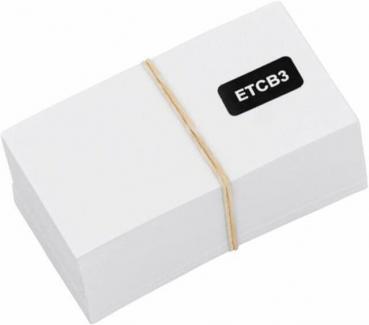 Auf dem Bild liegt ein Stapel weißer Karten, fest zusammengehalten von einem Gummi. Eine Karte trägt einen schwarzen Aufkleber mit der Aufschrift "ETCB3".