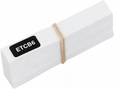 Das Bild zeigt einen stapelweise angeordneten Block aus weißen, rechteckigen Papierstücken, zusammengehalten von einem Gummiband. Auf einem Blatt befindet sich ein schwarzes Etikett mit der Aufschrift "ETCB6".