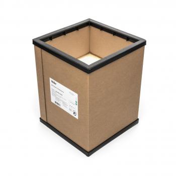 Das Bild zeigt einen quadratischen, braunen Karton mit schwarzem Rahmen. Er ist offen an der Oberseite und hat eine weiße Innenfläche. Eine Etikette befindet sich an der Seite.