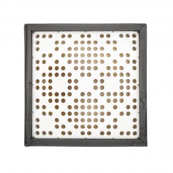 Das Bild zeigt ein quadratisches, flaches Objekt mit einem weißen Hintergrund. Darauf sind gleichmäßige, runde Löcher angeordnet, die ein geometrisches Muster bilden. Der Rand ist schwarz.