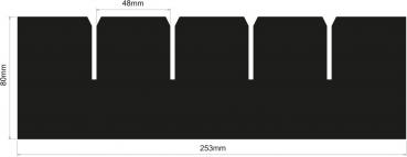 Das Bild zeigt ein schwarzes, rechtwinkliges Objekt mit einer Höhe von 80 mm und einer Breite von 253 mm. Es hat fünf Einschnitte, die gleichmäßig verteilt sind und 48 mm weit in das Objekt hineinragen.
