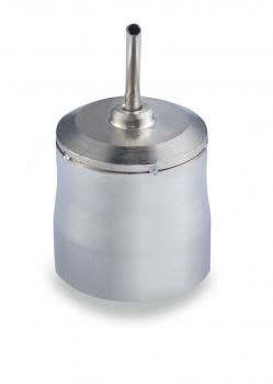 Das Bild zeigt einen kleinen, runden Behälter aus Metall mit einer glatten Oberfläche. Er hat eine schmalen, langen Auslauf in der Mitte, ideal zum präzisen Ausgießen von Flüssigkeiten.