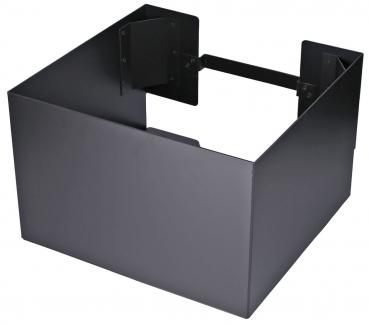 Das Bild zeigt einen quadratischen Kasten aus schwarzem Metall. Der Kasten hat eine offene Oberseite und eine frontale Aussparung. An den Seiten sind Halterungen sichtbar.