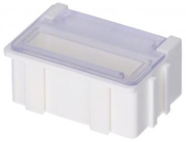 Das Bild zeigt eine rechteckige, weiße Kunststoffbox mit einer transparenten Deckelklappe. Sie hat vier kleine Füßchen und ist mittig leicht erhoben. Die Klappe ist nach oben geöffnet.