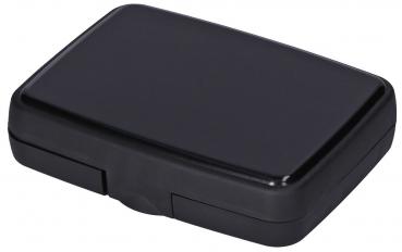 Das Bild zeigt eine rechteckige, matte, schwarze Box mit abgerundeten Kanten. Sie hat eine glatte Oberfläche und eine Klappe, die wahrscheinlich einen Inhalt schützt.