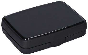 Es handelt sich um eine rechteckige, flache Box in Schwarz. Sie hat abgerundete Kanten und eine einfache Klappöffnung. Die Oberfläche ist glatt und glänzend.