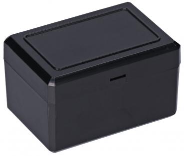 Eine rechteckige Box aus schwarzem Kunststoff mit einem glatten Deckel. Sie hat abgerundete Kanten und eine schlichte, elegante Form. Auf der Vorderseite befindet sich ein schmaler Schlitz.