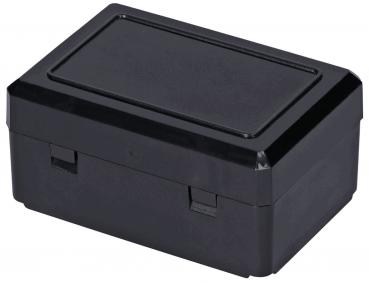 Es handelt sich um eine rechteckige, schwarze Box mit einem flachen Deckel und zwei Verschlussmechanismen an der Vorderseite. Sie wirkt stabil und hat glatte Oberflächen.