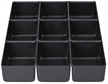 Das Bild zeigt einen schwarzen Organizer mit zwölf quadratischen Fächern, die in drei Reihen und vier Spalten angeordnet sind. Jedes Fach hat die gleiche Größe und Tiefe.