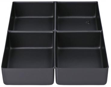 Das Bild zeigt ein schwarzes Behälter-Set mit vier gleich großen, quadratischen Fächern. Die Fächer sind gleichmäßig angeordnet und haben breite, flache Ränder.