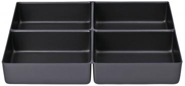 Das Bild zeigt eine schwarze, rechteckige Box, die in vier gleich große Fächer unterteilt ist. Die Fächer haben hohe, gerade Wände und sind flach. Sie sind aus einem glatten Material.