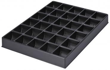 Das Bild zeigt eine flache, schwarze Kunststoffplatte mit 36 kleinen, quadratischen Fächern. Jedes Fach ist gleich groß und geordnet angeordnet, ideal für die Aufbewahrung kleiner Gegenstände.