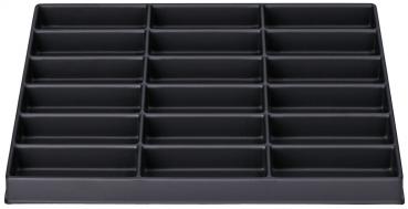 Das Bild zeigt ein schwarzes Sortiersystem mit 20 gleich großen, rechteckigen Fächern. Es ist flach und hat einen stabilen Rand, ideal zur Organisation von kleinen Gegenständen.