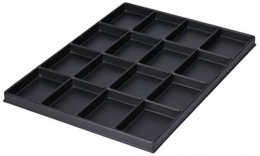 Das Bild zeigt ein flaches, rechteckiges Tablett mit 16 gleichgroßen, rechteckigen Fächern. Es ist aus schwarzem Material und eignet sich zur Aufbewahrung oder Ordnung von Gegenständen.