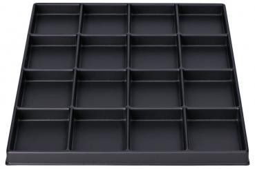 Das Bild zeigt ein schwarzes, quadratisches Tablett mit 16 rechteckigen Fächern, die gleichmäßig angeordnet sind. Es hat eine glatte Oberfläche und hohe Ränder. Ideal für die Aufbewahrung oder Präsentation von kleinen Objekten.