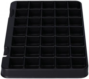 Das Bild zeigt ein schwarzes, rechteckiges Tablett mit 36 kleinen quadratischen Fächern. Die Fächer sind gleichmäßig angeordnet und haben eine glatte Oberfläche.